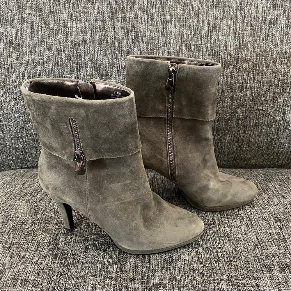TAHARI Gabe Boots in Grey Suede